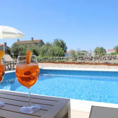 빌라 With Pool In Malinska-insel Krk 55087