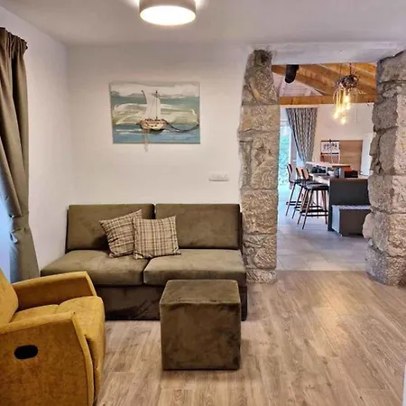 빌라 With Pool In Malinska-insel Krk 55087 *